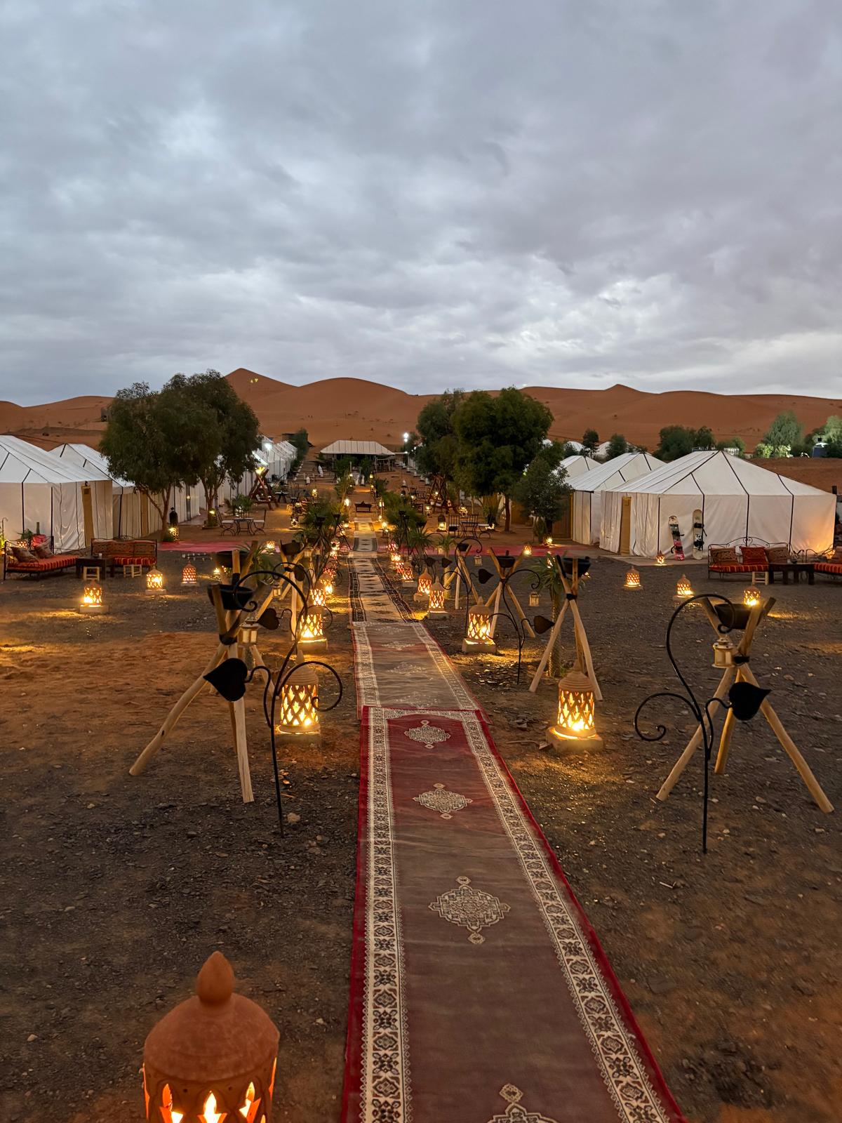 Chauffeur privé au Maroc avec voiture privée sur la route du désert